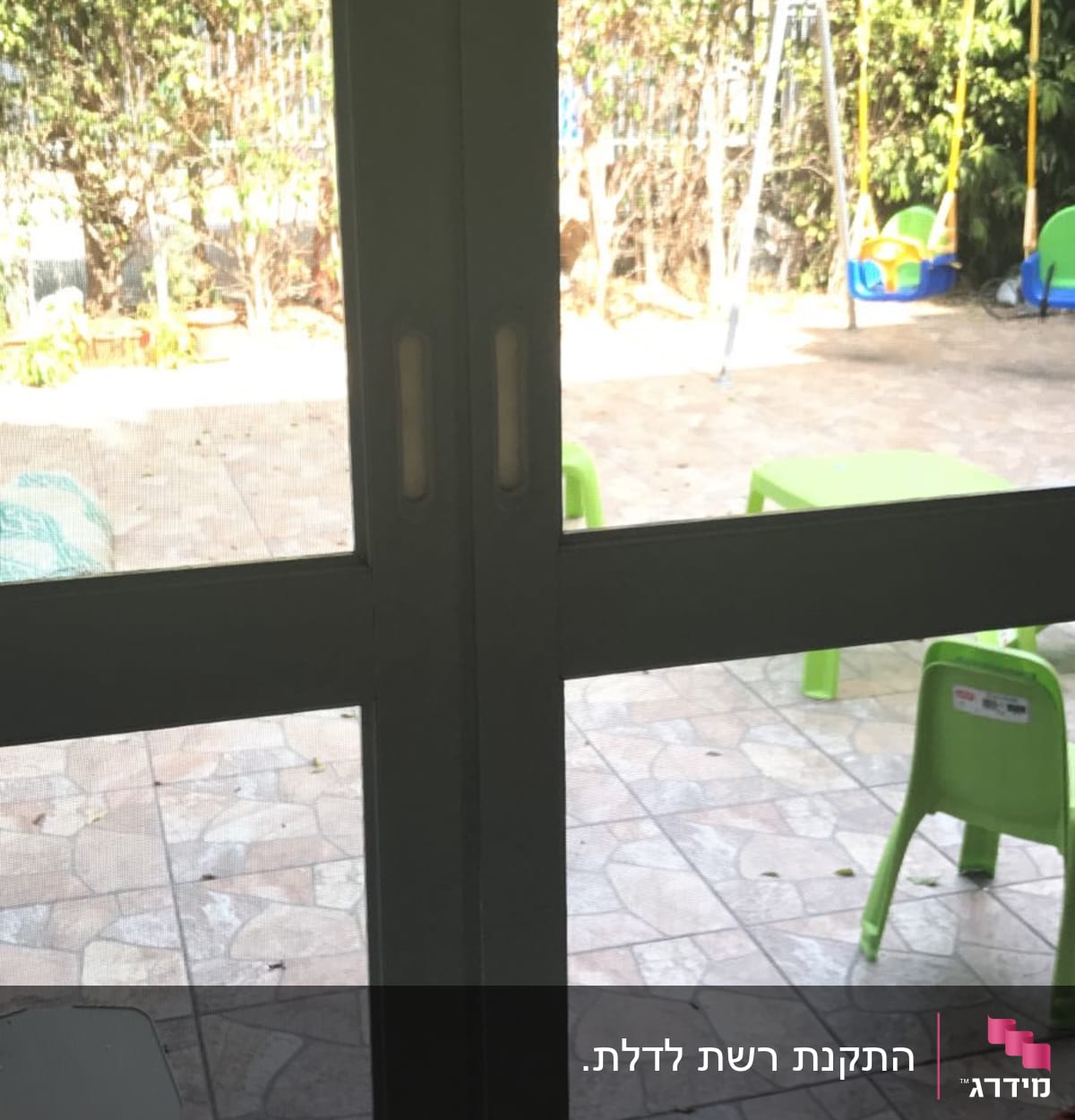 דלת אלומיניום עם ידיות פלסטיק